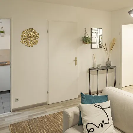 Julia Home, Madamedemconciergerie