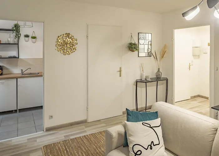 Julia Home, Madamedemconciergerie
